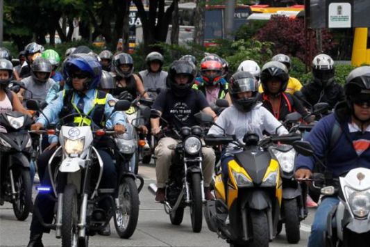 Para las motos la medida empieza a regir en octubre. Foto: Jaiver Nieto – El Tiempo / Tomada de bit.ly/3gEA9vz Para las motos la medida empieza a regir en octubre. Foto: Jaiver Nieto – El Tiempo / Tomada de bit.ly/3gEA9vz