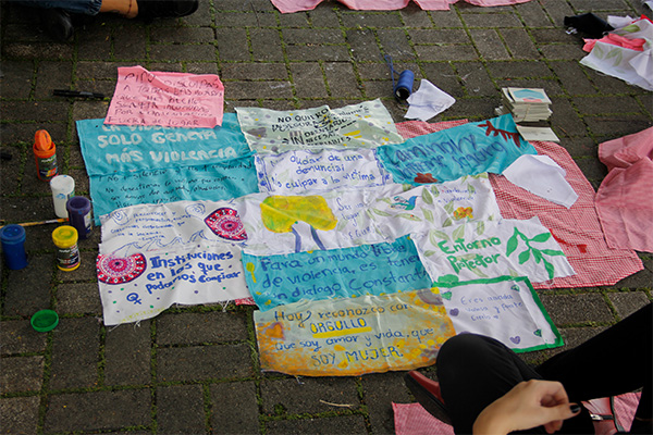 Durante la actividad se hizo entrega de la Ruta de Atención de Violencias Basadas en Género que tiene dispuesta la Universidad para atender estos casos. Foto: Unimedios.