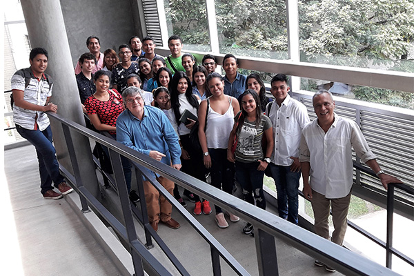 Con su amigo Guillermo Schinella también ha trabajado en proyectos científicos con estudiantes. Foto: cortesía Guillermo Schinella.