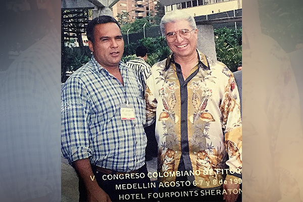 La salsa es su género musical favorito. En la imagen, con Bobby Cruz. Foto: cortesía Benjamín Rojano.