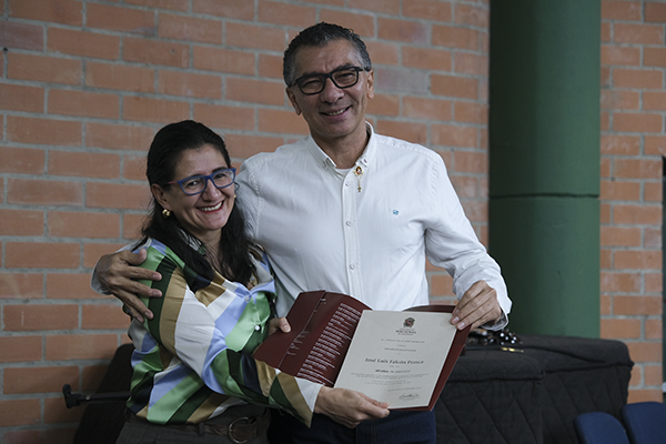 ¡Trayectorias invaluables! Cuatro empleados fueron reconocidos por sus 45 y 40 años de servicio, ejemplos de compromiso institucional. Foto de Unimedios.