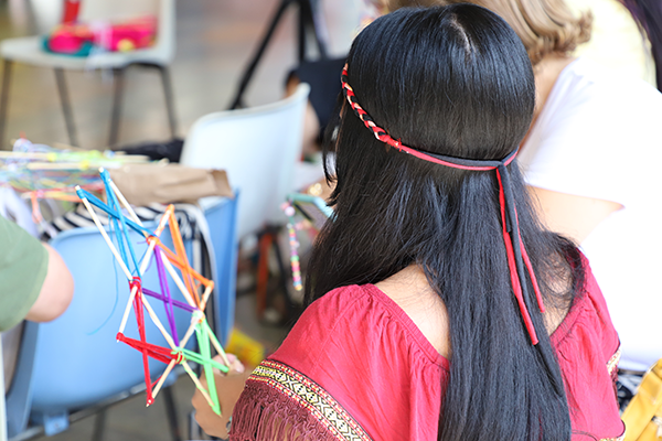 El conversatorio “Fiestas tradicionales de diferentes pueblos indígenas” se realizó el 2 de agosto en el campus El Volador, como parte del Inti Raymi celebrado en la Institución. Durante la juntanza, los asistentes realizaron un Tejido del Sol. Foto Unimedios.