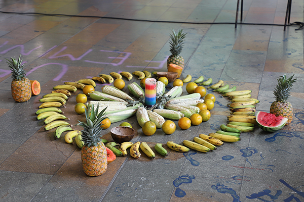 La ofrenda también es un ritual de agradecimiento de la cultura indígena que incluye flores y frutas. Foto Unimedios.