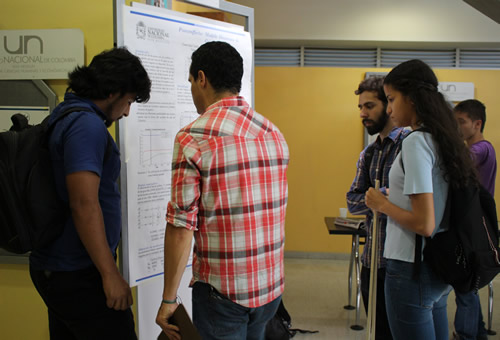 A través de posters los estudiantes presentaron sus proyectos a la comunidad universitaria.