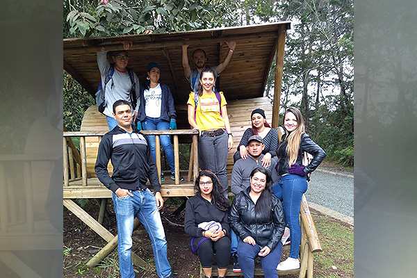 César tiene un grupo de amigos y compañeros de secundaria con los que se reúne en ocasiones. Foto cortesía.