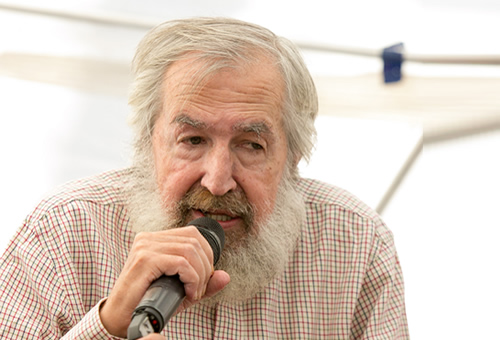 El profesor emérito de la Facultad de Minas, Jorge Alberto Naranjo, estuvo presente en el evento para presentar los dos tomos de su libro "El relato en Antioquia 1890-1910".