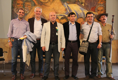 Vicerrector de la Sede John Willian Branch Bedoya y el secretario de Sede Carlos Alberto Zárate Yepes junto a los cuatro candidatos que atendieron la invitación