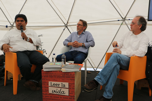 De izquierda a derecha: Édgar Meneses, vicedecano de la Facultad de Arquitectura; Peter Brand, profesor Escuela de Planeación Urbano Regional; Mauricio Gaviria Restrepo, docente e investigador de la Facultad.