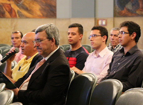 Dudas como la relación entre la especialización y la maestría, fueron resueltas durante la presentación