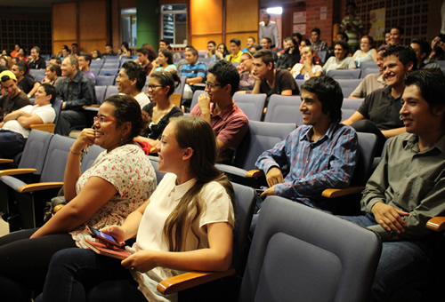 Estudiantes de los seis grupos de la Cátedra de Inducción y Preparación para la Vida Universitaria asistieron al encuentro.