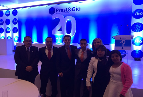 Santiago Ceballos Gallego (al centro con corbata naranja) fue el  estudiante de la Sede Medellín ganador de la Beca Prestigio de P & G.