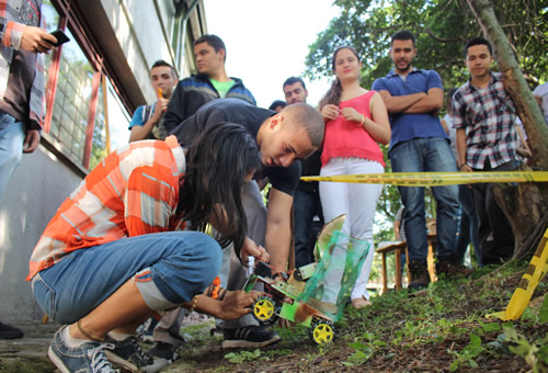 Los estudiantes diseñaron y construyeron los vehículos a escala aplicando los componentes de la asignatura.