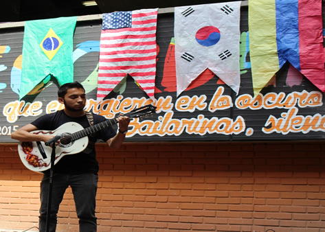 Uno de los estudiantes de alemán interpretó en guitarra la canción Para Elisa de Beethoven.