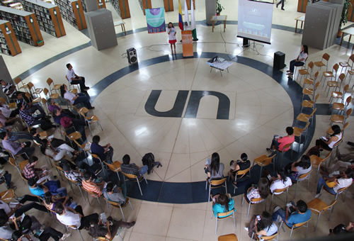 Al encuentro asistieron profesores, estudiantes, empleados y pensionados de la Institución.