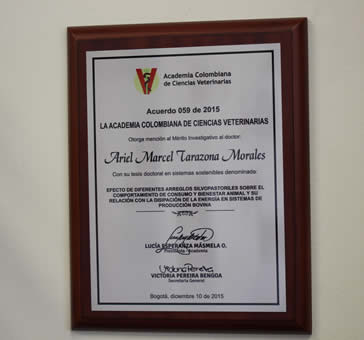 El reconocimiento de la Asociación Colombiana de Ciencias Veterinarias otorgó Mención al Mérito Investigativo por el trabajo: Efecto de diferentes arreglos silvopastoriles sobre el comportamiento de consumo y bienestar animal y su relación con la disipación de la energía en sistemas de producción bovina.