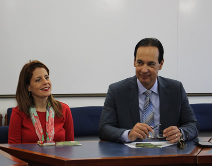 Patricia Portela, directora ejecutiva de desarrollo y relaciones institucionales del INTEC y Arturo de Jesús del Villar, decano de Ingeniería del INTEC.