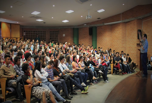 La inducción es el primer acercamiento de los nuevos estudiantes a la vida universitaria.