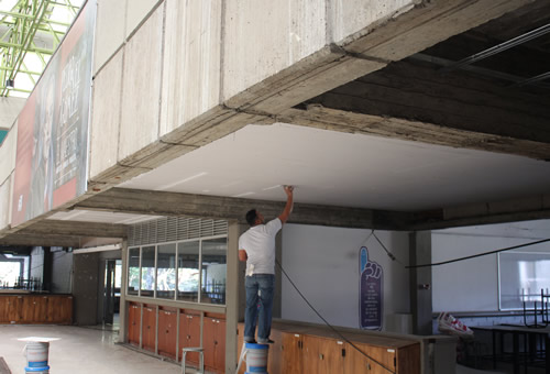 La Facultad de Arquitectura (Bloque 24) fue uno de los más intervenidos en materia de cielos rasos, cambio de cubierta lateral del techo y ventanales.