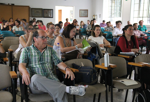 Estudiantes e investigadores asistieron a la presentación del libro.