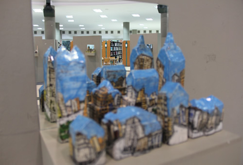 La exposición invita a reflexionar acerca de las grandes urbes y la tendencia humana a confinarse en ellas.