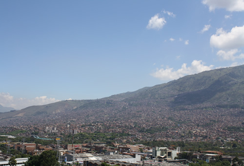 La Cátedra se preocupa por establecer la conexión entre el conflicto armado, el posible posconflicto y la idea de paz.