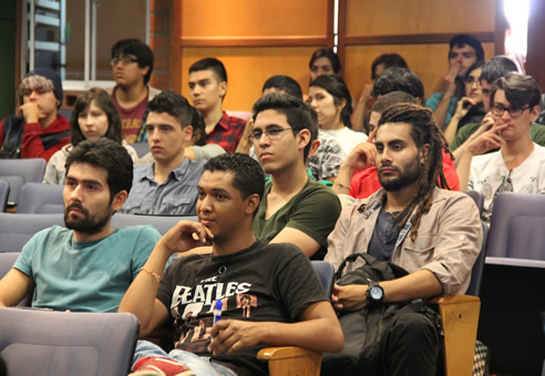 Profesores y estudiantes del programa de Matemáticas asistieron al conversatorio.
