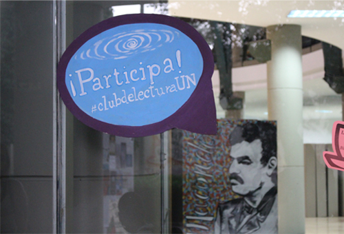El club de lectura se reúne cada jueves a las 4:00 p.m.