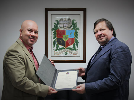 Vicerrector, John Willian Branch Bedoya, entregó el reconocimiento.