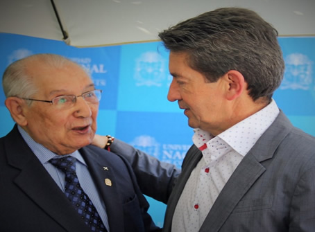 En su visita, el Gobernador de Antioquia compartió un saludo con el egresado Lucio Chiquito Caicedo.