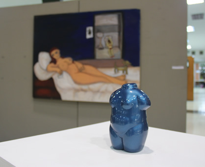 Escultura, pintura, fotografía y piezas en diferentes técnicas componen la exposición.