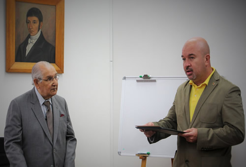 El vicerrector de la Sede, John Willian Branch Bedoya, entregó la moción de exaltación y reconocimiento al ingeniero Chiquito.