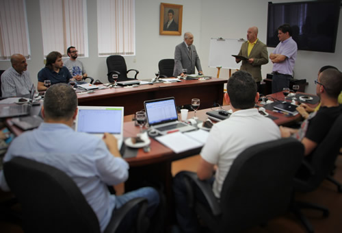 La moción se entregó al profesor durante su última lección.