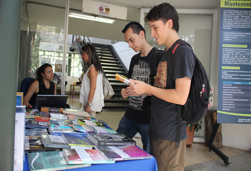Durante la reapertura oficial de la Colección hubo espacio para muestras empresariales y editoriales.