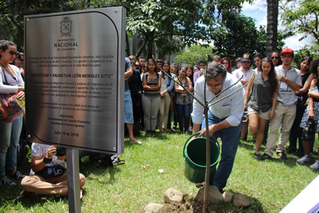 Para concluir el reconocimiento se plató un árbol de la especie Pachira Sessilis que en adelante enriquecerá la variedad de la colección.