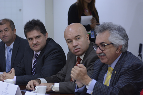 De izquierda a derecha: Germán Zapata, profesor Facultad de Minas; Pedro Nel Benjumea Hernández, decano de la Facultad de Minas; John Willian Branch Bedoya, vicerrector U.N: Sede Medellín; Ignacio Mantilla Prada, rector Universidad Nacional de Colombia.