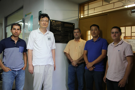 Ing. Jorge Rincón, coordinador técnico Laboratorio IEC61850 de la U.N.; Dr. Namho Lee, investigador Senior KEPRI; Germán Zapata, profesor de la Facultad de Minas; Ing. Jeong Yeol Han, investigador KEPRI; Ing. Rafael Santamaría, ingeniero de pruebas e investigador Laboratorio IEC61850 U.N.