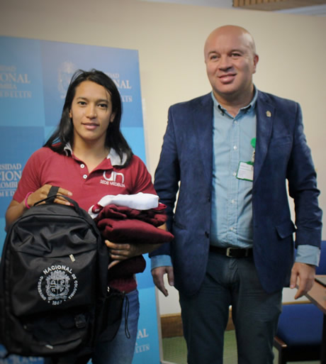 Solange Delgado recibió el uniforme que hace alusión al compromiso, la disciplina y el orgullo de representar a la U.N.