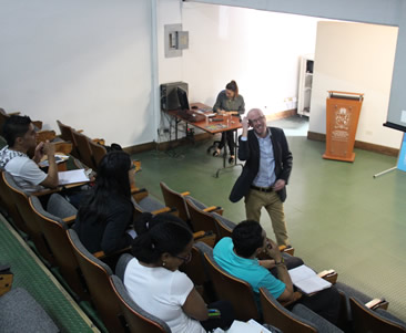 Rhodes también compartió con los interesados en optar a la beca  de Maestría.