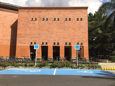 La Sede cuenta con 19 celdas de parqueo para personas en situación de discapacidad.