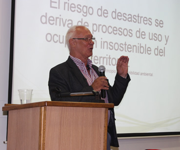El experto Allan Lavell fue el encargado del componente teórico del encuentro.