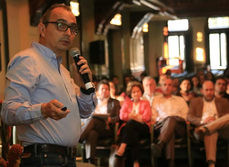 El profesor Sergio Orrgeo, director del Instituto de Estudios Ambientales de la U.N. Sede Medellín, fue uno de los expertos que participó en el foro. Foto: Cortesía Alcaldía de Medellín.