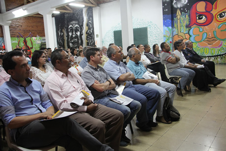 Al acto conmemorativo asistieron profesores, jubilados y estudiantes del programa y miembros de la comunidad universitaria.