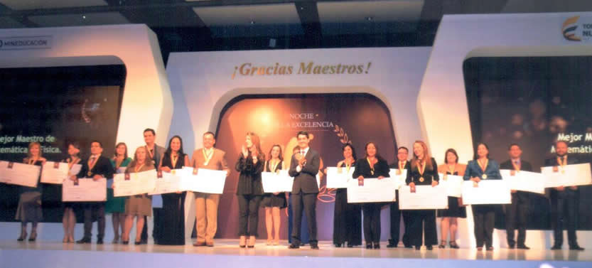 Durante la noche de la excelencia se entregaron reconocimientos a 17 docentes y siete instituciones educativas.