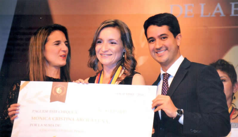 Los maestros premiados recibieron medalla, trofeo, diploma y un estímulo económico.