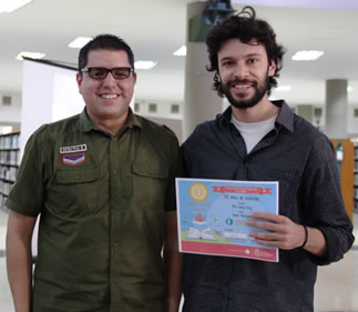 De izquierda a derecha Felipe Sánchez Hincapié, otro de los jurados del certamen, y Juan Vásquez autor de A Lady dog, ganador en la categoría Cuento en otra lengua.