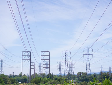 El proyecto busca proponer un nuevo de sistema de medida para líneas de transmisión y distribución basado en fibras ópticas. Foto tomada de: http://www.publicdomainpictures.net/pictures/120000/velka/power-line-towers.jpg