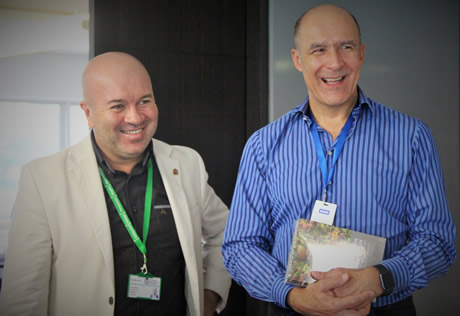 Vicerrector Jhon William Branch Bedoya junto al presidente de ISA Bernardo Vargas Gibsone.
