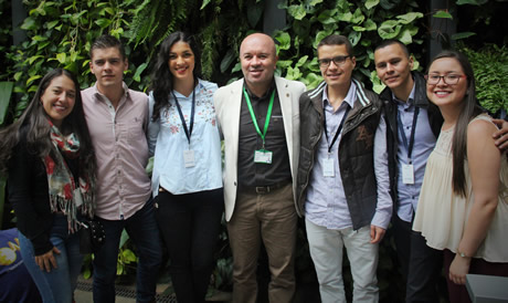 El Vicerrector de la Sede junto al equipo Innovation, ganador en el reto Materiales y que tendrá la posibilidad de implementar su proyecto.