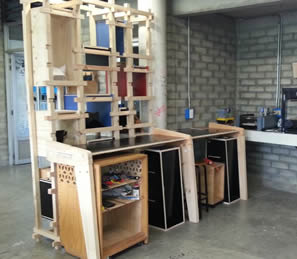 El FabLab está equipado con dos cortadoras láser, dos router CNC de gran formato, una impresora 3D, un plotter de corte,  un router CNC de precisión y un router de 5 ejes.