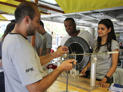 Los jóvenes participaron en un concurso de experimentos físicos.